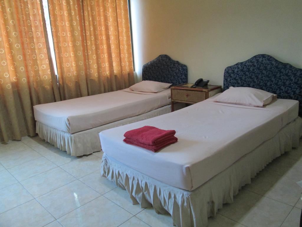 Hotel Istana Makassar Chambre photo
