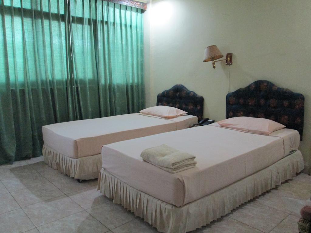 Hotel Istana Makassar Chambre photo